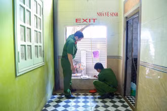 Kiểm tra cửa thoát hiểm ở cơ sở kinh doanh Karaoke.