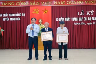 Phó Bí thư Thường trực Tỉnh ủy Quảng Bình Trần Hải Châu trao Huy hiệu Đảng cho các đảng viên lão thành.