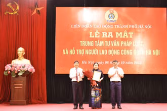 Trao quyết định bổ nhiệm đồng chí Vũ Thị Hương làm Giám đốc Trung tâm Tư vấn pháp luật và Hỗ trợ người lao động Công đoàn Hà Nội.