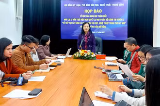 Bà Ngô Phương Lan, Phó Chủ tịch Hội đồng tại cuộc họp báo. 