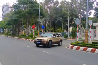 Ô-tô mang biển kiểm soát giả bị lực lượng công an áp giải về Công an thành phố Mỹ Tho để lập biên bản, tạm giữ phương tiện.