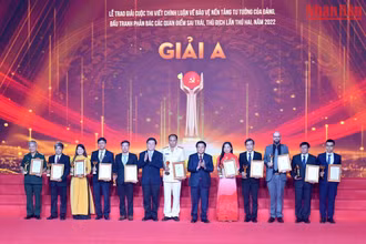 Đồng chí Nguyễn Xuân Thắng và đồng chí Nguyễn Trọng Nghĩa trao giải A cho các tác giả, nhóm tác giả.