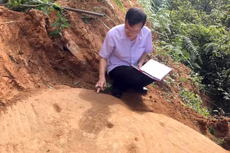 Cán bộ Bảo tàng tỉnh Yên Bái kiểm tra tại thực địa.