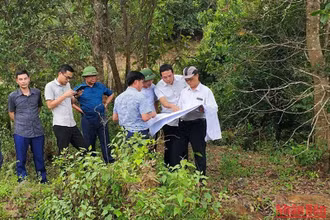 Cán bộ kỹ thuật Sở Giao thông vận tải Điện Biên khảo sát tuyến cao tốc Sơn La-Điện Biên-Cửa khẩu quốc tế Tây Trang.