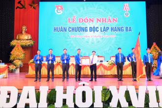 Trao Huân chương Độc lập hạng Ba cho Đoàn Thanh niên Cộng sản Hồ Chí Minh tỉnh Bắc Giang.