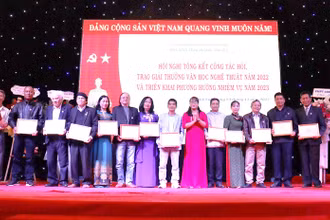 Lãnh đạo Tỉnh ủy và Hội Văn học Nghệ thuật tỉnh Đắk Lắk trao giấy khen cho các tập thể có thành tích xuất sắc trong hoạt động Hội năm 2022.