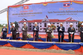 Bộ trưởng Công an Tô Lâm cùng Phó Thủ tướng, Bộ trưởng Công an Lào Vilay Lakhamphong và các đại biểu làm Lễ động thổ xây dựng công trình Học viện Công an nhân dân Lào. (Ảnh: Trịnh Quốc Dũng)