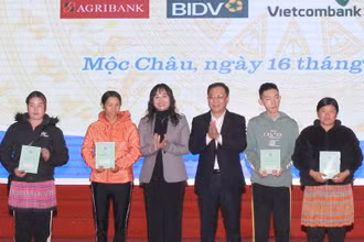 Trao sổ bảo hiểm cho các hộ khó khăn là đồng bào dân tộc tại Mộc Châu.