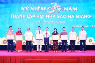 Lãnh đạo UBND tỉnh Hà Giang tặng Bằng khen cho các cá nhân có thành tích xuất sắc trong công tác hội và báo chí tỉnh.