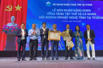 Đại diện Hội Doanh nghiệp Nghệ Tĩnh tại TP Hồ Chí Minh đón nhận Bằng khen của Thủ tướng Chính phủ trao tặng.