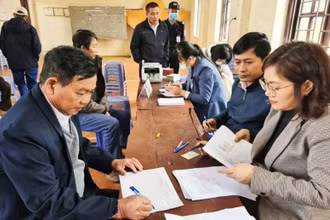 Các hộ dân xã Thanh Xuân ký nhận tiền đền bù giải phóng mặt bằng dự án đường Vành đai 4. (Ảnh: Hoàng Sơn)
