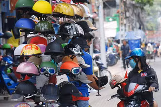 Mũ bảo hiểm không đạt chuẩn vẫn bày bán tràn lan. 