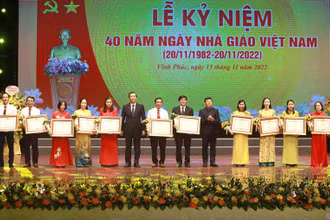 Lãnh đạo tỉnh Vĩnh Phúc tặng Bằng khen của Thủ tướng Chính phủ cho các nhà giáo có thành tích xuất sắc.
