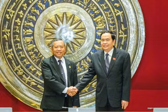 Phó Chủ tịch Thường trực Quốc hội Trần Thanh Mẫn và Chủ tịch Hội hữu nghị Lào-Việt Nam, Bộ trưởng Công nghệ và Truyền thông Boviengkham Vongdara tại buổi tiếp.