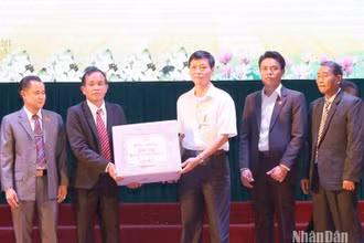 Trường Cao đẳng Sơn La tặng quà cho Đoàn công tác các tỉnh nước Cộng hòa Dân chủ Nhân dân Lào.