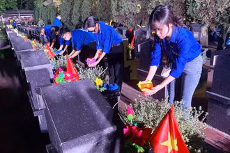 Tuổi trẻ Thủ đô thắp nến tri ân các Anh hùng, liệt sĩ. 