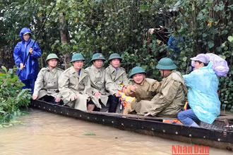 Phó Thủ tướng Lê Văn Thành cùng lãnh đạo tỉnh Thừa Thiên Huế di chuyển bằng đò đến vùng đang bị ngập lụt nặng - xóm Mỹ Ổn, thôn An Xuân, xã Quảng An, huyện Quảng Điền.