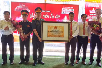 Đón nhận Bằng Di tích lịch sử cấp tỉnh cho “Địa điểm lưu niệm trận địa súng phòng không Trung đoàn 27”.