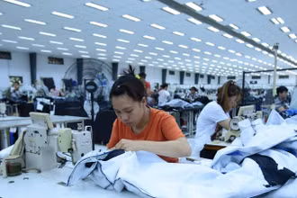 Sản xuất các mặt hàng xuất khẩu tại Tổng công ty May Hưng Yên. (Ảnh NGỌC MAI)