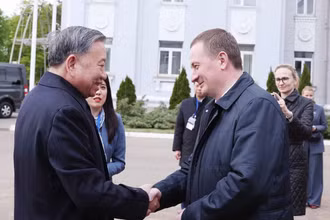 Tổng Bí thư Tô Lâm và Thủ tướng Belarus Aleksandr Turchin thăm Nhà máy máy kéo Minsk. (Ảnh: Thống Nhất/TTXVN)