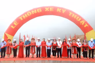 Các đồng chí lãnh đạo tỉnh Hà Giang cắt băng thông xe kỹ thuật đường Bắc Quang-Xín Mần (giai đoạn 1).