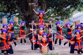 Những người “nông dân đa tài” của Sin Suối Hồ biểu diễn các tiết mục dân ca, dân vũ của dân tộc H'Mông. (Ảnh: nhandan.vn)
