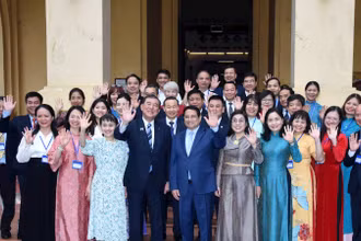Thủ tướng Phạm Minh Chính và Phu nhân cùng Thủ tướng Nhật Bản Ishiba Shigeru và Phu nhân với cán bộ, công nhân viên của Bảo tàng Lịch sử quốc gia. (Ảnh: Báo Nhân Dân)