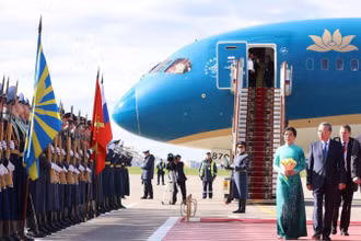 Tổng Bí thư Tô Lâm và Phu nhân đến Thủ đô Moskva, bắt đầu chuyến thăm chính thức Liên bang Nga và dự Lễ kỷ niệm 80 năm Ngày Chiến thắng trong Chiến tranh Vệ quốc vĩ đại. (Ảnh: THỐNG NHẤT/TTXVN)