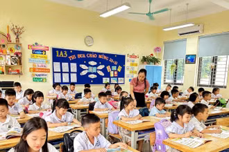 Giờ học tiếng Anh của học sinh Trường tiểu học Dĩnh Kế, thành phố Bắc Giang, tỉnh Bắc Giang. (Ảnh THANH HÀ)