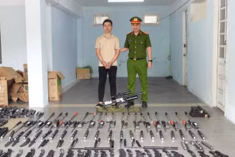 Đối tượng Huỳnh Trọng Hiệp cùng tang vật tại Cơ quan Công an thành phố Đà Nẵng. (Ảnh: Công an Đà Nẵng cung cấp)