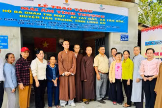 Đại diện chùa Giác Tánh (Phường 8, quận Tân Bình, Thành phố Hồ Chí Minh) trao tặng mái ấm tình thương tại Long An.