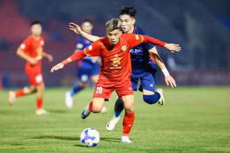 Pha tranh bóng giữa hai đội Hồng Lĩnh Hà Tĩnh (áo đỏ) và Công an Hà Nội ở vòng 12 (Ảnh VPF)