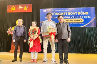 Lãnh đạo Hội Nhà văn Việt Nam và Hội đồng Lý luận, phê bình văn học nghệ thuật Trung ương trao tặng Giải cống hiến đến gia đình cố nhà thơ Hải Như và Đỗ Nam Cao tại buổi lễ. (Ảnh NGUYÊN HÙNG)