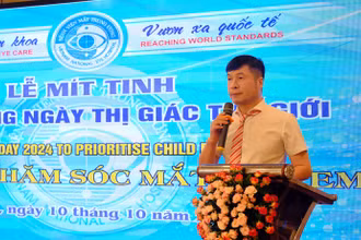 PGS, TS Cung Hồng Sơn, Phó Giám đốc Bệnh viện Mắt trung ương phát biểu tại lễ mít tinh.