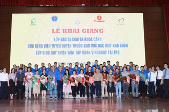 Trao quyết định giao các thầy, cô trực tiếp hướng dẫn học viên.