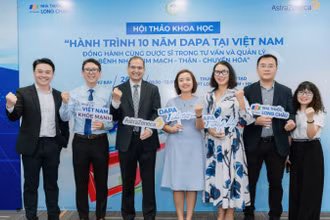 Đại diện nhà thuốc Long Châu và AstraZeneca Việt Nam tại sự kiện "Hành trình 10 năm Dapa tại Việt Nam”.