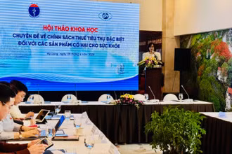 Tiến sĩ Nguyễn Khánh Phương, Viện trưởng Viện Chiến lược và Chính sách y tế trao đổi tại hội thảo.