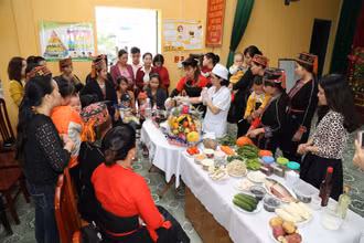 Người dân xã Hùng Đức, Hàm Yên, Tuyên Quang nghe hướng dẫn về cách chế biến bữa ăn đủ chất dinh dưỡng tốt để giúp trẻ phát triển toàn diện.