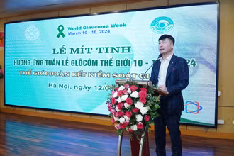 Phó Giáo sư, Tiến sĩ Cung Hồng Sơn, Phó giám đốc Bệnh viện Mắt Trung ương phát biểu tại lễ mít-tinh.