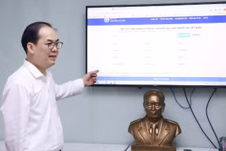 Tiến sĩ Tạ Mạnh Hùng, Phó Cục trưởng Cục Quản lý dược (Bộ Y tế) hướng dẫn người dân cách tra cứu thông tin thuốc.
