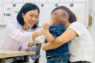 Các bác sĩ kiểm tra, đánh giá ca phẫu thuật điều trị khe hở môi cho cháu bé.