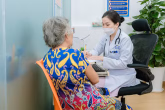 Các bác sĩ khuyến cáo người có bệnh lý nền, người cao tuổi không chủ quan với bệnh cúm.