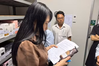 Đoàn kiểm tra Sở Y tế Đồng Nai kiểm tra Công ty cổ phần nhà máy y tế EBC Đồng Nai. (Ảnh: CTV)