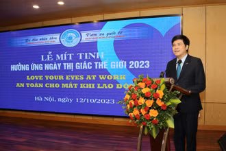 PGS,TS Nguyễn Tuấn Hưng, Phó Vụ trưởng Vụ Tổ chức cán bộ (Bộ Y tế) phụ trách, quản lý, điều hành Bệnh viện Mắt Trung ương phát biểu tại lễ mít-tinh.