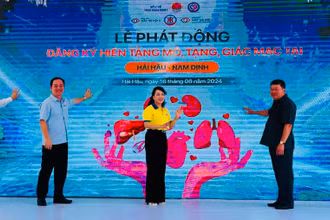 Các đại biểu bấm nút phát động đăng ký hiến tặng mô tạng, giác mạc