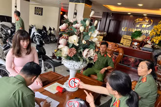 Các lực lượng chức năng kiểm tra, giám sát việc thực thi Luật PCTH của thuốc lá và xây dựng môi trường không khói thuốc lá tại một số nhà hàng, khách sạn địa bàn thành phố Long Xuyên tỉnh An Giang. 