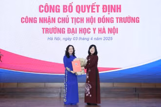 Bộ trưởng Y tế Đào Hồng Lan trao quyết định công nhận PGS, TS Phan Thị Thu Hương giữ chức Chủ tịch Hội đồng trường Trường đại học Y Hà Nội.