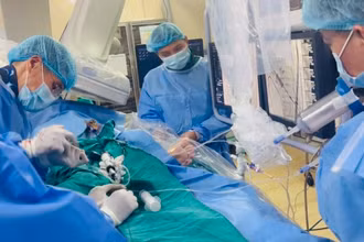 Một ca can thiệp tim mạch do các bác sĩ Viện Tim mạch Việt Nam thực hiện