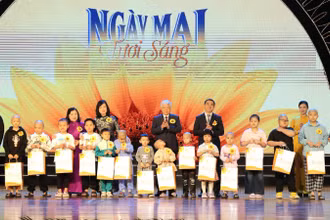 Tặng quà bệnh nhi ung thư tại chương trình giao lưu nghệ thuật gây quỹ hỗ trợ ủng hộ bệnh nhân ung thư nghèo.