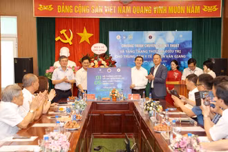 Lãnh đạo Bộ Y tế và Tập đoàn Ecopark trao hệ thống lọc RO và máy chạy thận nhân tạo cho đại diện Trung tâm Y tế huyện Văn Giang